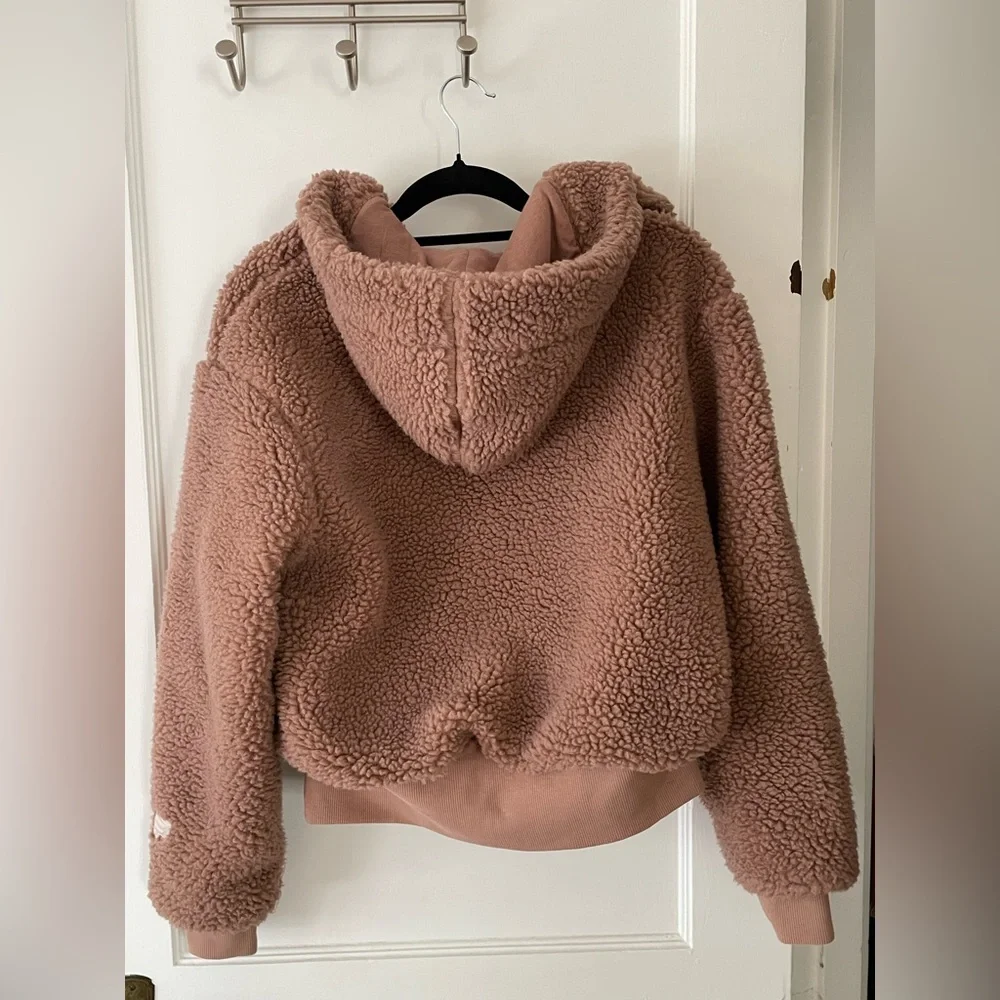 Fabletics Summit Teddy Jacket – Size Small
✨ Excellent Preloved Condition! ✨ - Picture 5 of 6